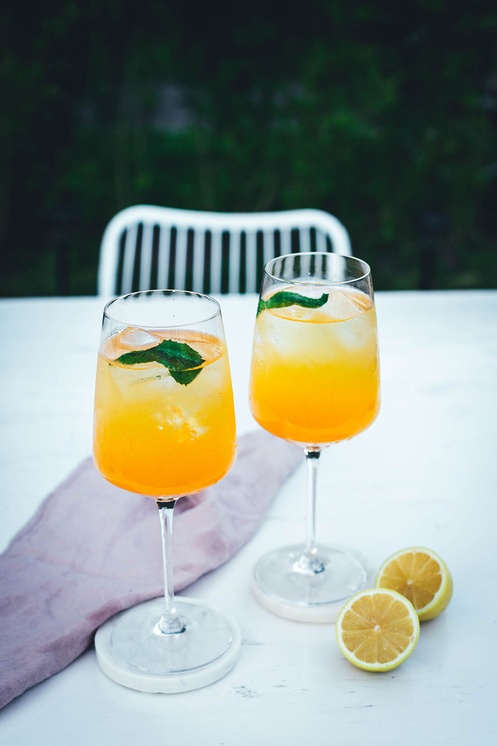 Rezept für Pfirsich-Maracuja-Spritz. Das ist ein leckerer Sektcocktail mit Pfirsichlikör und Maracuja-Nektar. Ganz einfach und ohne Bar-Equipment angerührt und ein toller Drink für den Spätsommer | moeyskitchen.com