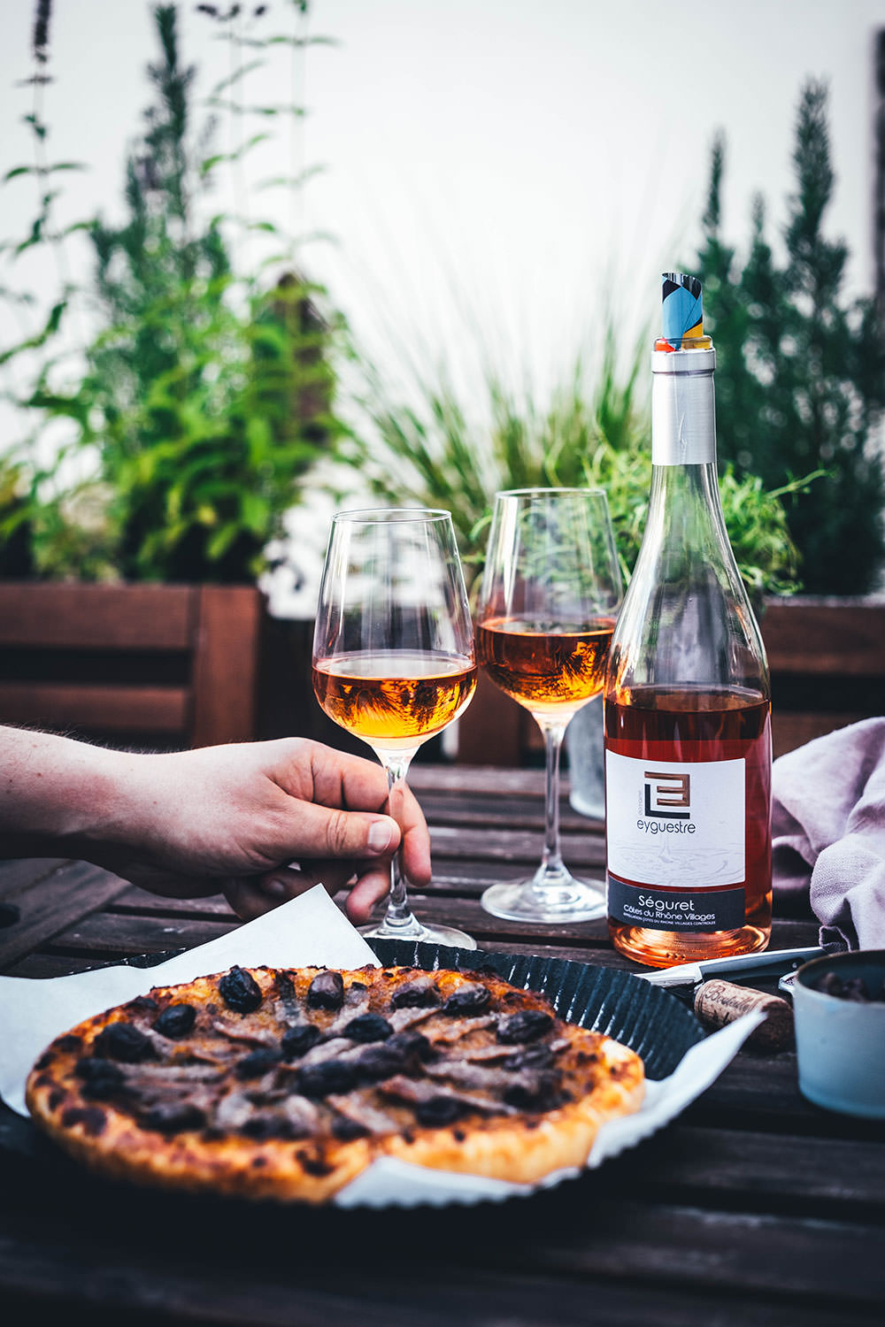 Rezept für einfache Pissaladière - herzhafter Zwiebelkuchen aus Blätterteig. Die französische Tarte wird deftig und würzig mit Sardellen (Anchovis) und schwarzen Oliven belegt. Köstlich zu einem Glas Rosé! | moeyskitchen.com