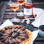 Rezept für einfache Pissaladière - herzhafter Zwiebelkuchen aus Blätterteig. Die französische Tarte wird deftig und würzig mit Sardellen (Anchovis) und schwarzen Oliven belegt. Köstlich zu einem Glas Rosé! | moeyskitchen.com