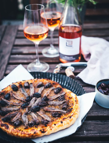 Rezept für einfache Pissaladière - herzhafter Zwiebelkuchen aus Blätterteig. Die französische Tarte wird deftig und würzig mit Sardellen (Anchovis) und schwarzen Oliven belegt. Köstlich zu einem Glas Rosé! | moeyskitchen.com