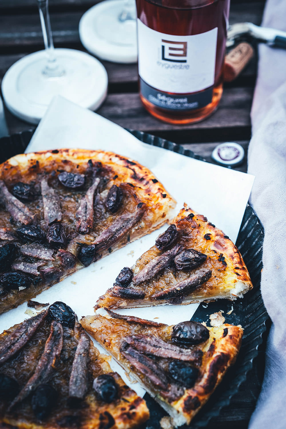 Rezept für einfache Pissaladière - herzhafter Zwiebelkuchen aus Blätterteig. Die französische Tarte wird deftig und würzig mit Sardellen (Anchovis) und schwarzen Oliven belegt. Köstlich zu einem Glas Rosé! | moeyskitchen.com