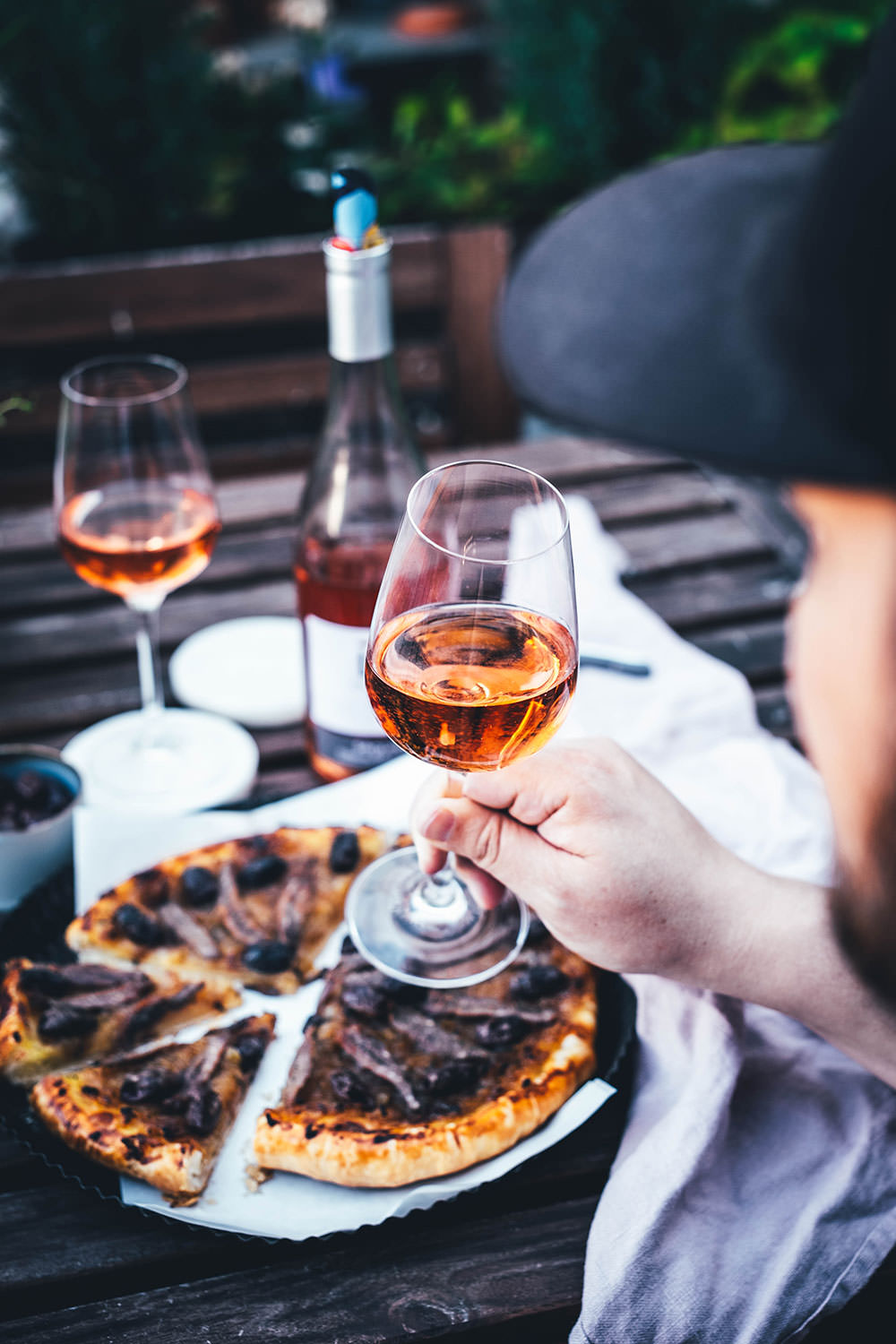 Rezept für einfache Pissaladière - herzhafter Zwiebelkuchen aus Blätterteig. Die französische Tarte wird deftig und würzig mit Sardellen (Anchovis) und schwarzen Oliven belegt. Köstlich zu einem Glas Rosé! | moeyskitchen.com