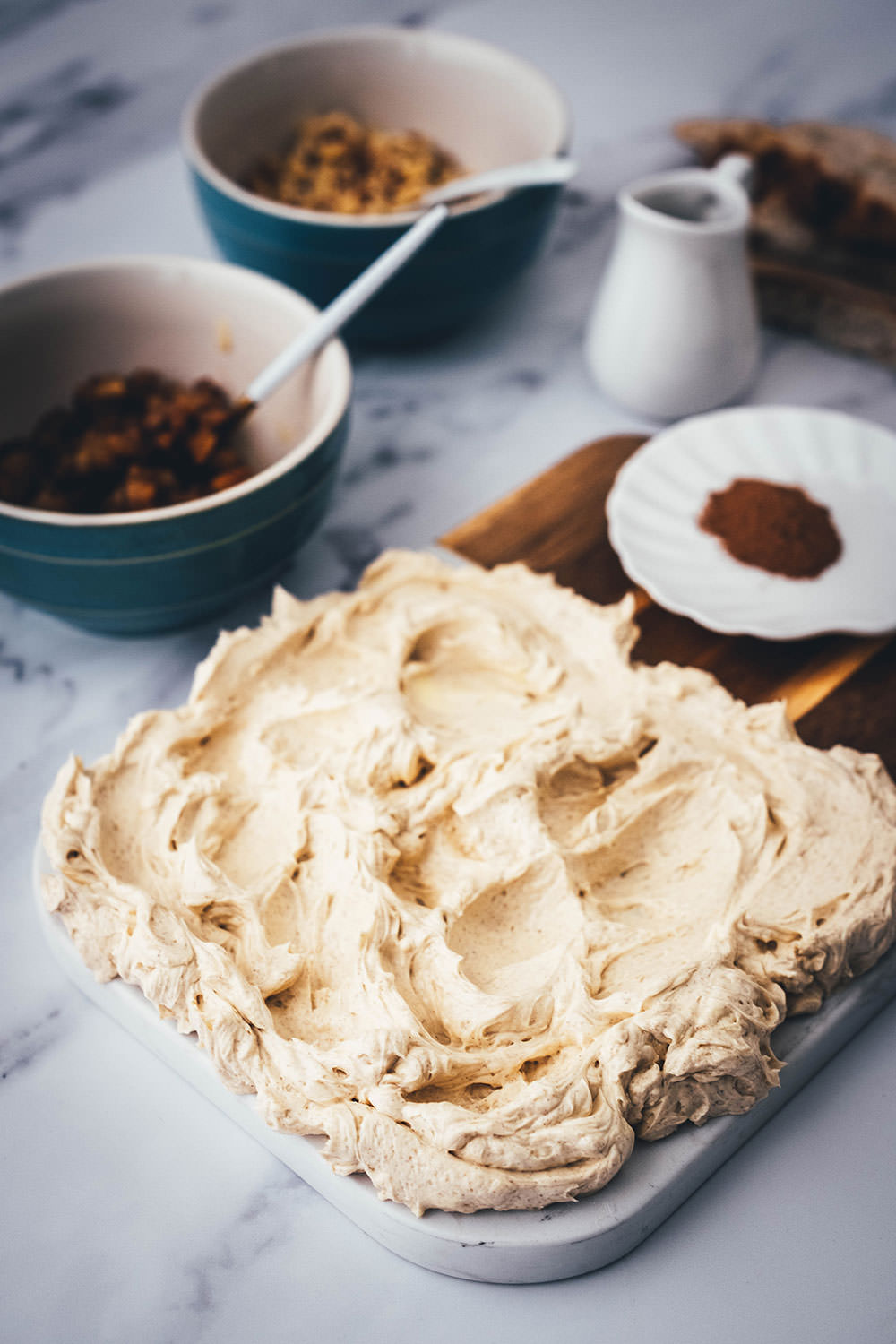Rezept für ein Butter Board. Das Trend-Gericht von TikTok jetzt in meiner Version! Hier als süße Variante mit gedünstetem Apfel, gerösteten Walnusskernen, Ahornsirup und Zimt. Alle Infos zu Butter Boards und ob sie den Hype wert sind, hier im Blog! | moeyskitchen.com