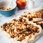 Rezept für ein Butter Board. Das Trend-Gericht von TikTok jetzt in meiner Version! Hier als süße Variante mit gedünstetem Apfel, gerösteten Walnusskernen, Ahornsirup und Zimt. Alle Infos zu Butter Boards und ob sie den Hype wert sind, hier im Blog! | moeyskitchen.com
