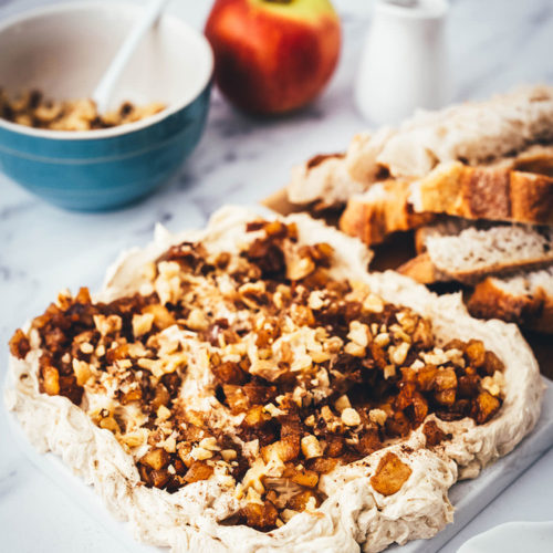 Rezept für ein Butter Board. Das Trend-Gericht von TikTok jetzt in meiner Version! Hier als süße Variante mit gedünstetem Apfel, gerösteten Walnusskernen, Ahornsirup und Zimt. Alle Infos zu Butter Boards und ob sie den Hype wert sind, hier im Blog! | moeyskitchen.com