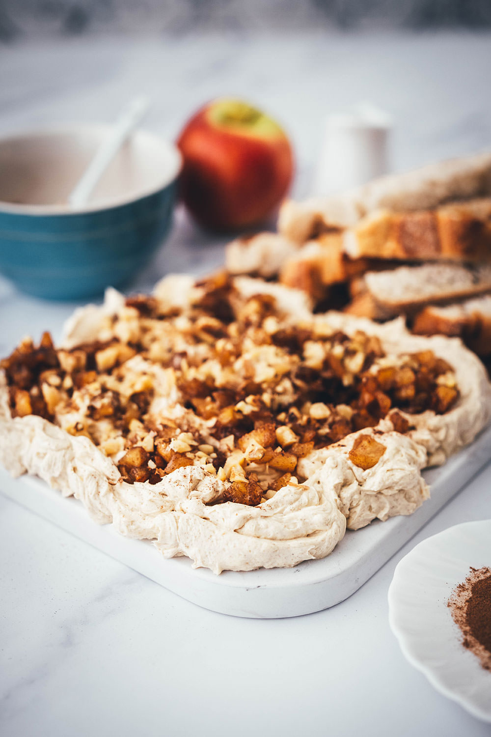 Rezept für ein Butter Board. Das Trend-Gericht von TikTok jetzt in meiner Version! Hier als süße Variante mit gedünstetem Apfel, gerösteten Walnusskernen, Ahornsirup und Zimt. Alle Infos zu Butter Boards und ob sie den Hype wert sind, hier im Blog! | moeyskitchen.com
