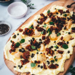 Rezept für ein Butter Board. Das Trend-Gericht von TikTok jetzt in meiner Version! Hier als herzhafte Variante mit geröstetem Knoblauch, getrockneten Tomaten und frittierten Kapern. Alle Infos zu Butter Boards und ob sie den Hype wert sind, hier im Blog! | moeyskitchen.com