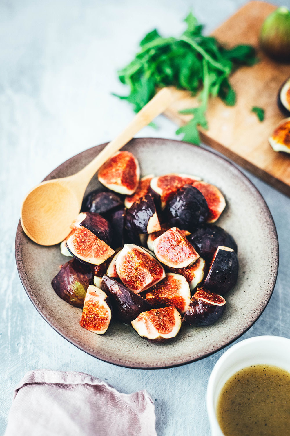 Rezept für marinierte Feigen mit Parmaschinken, Burrata und Rucola | als Salat oder Vorspeise im Herbst | schnell und einfach, mit wenigen Zutaten | moeyskitchen.com