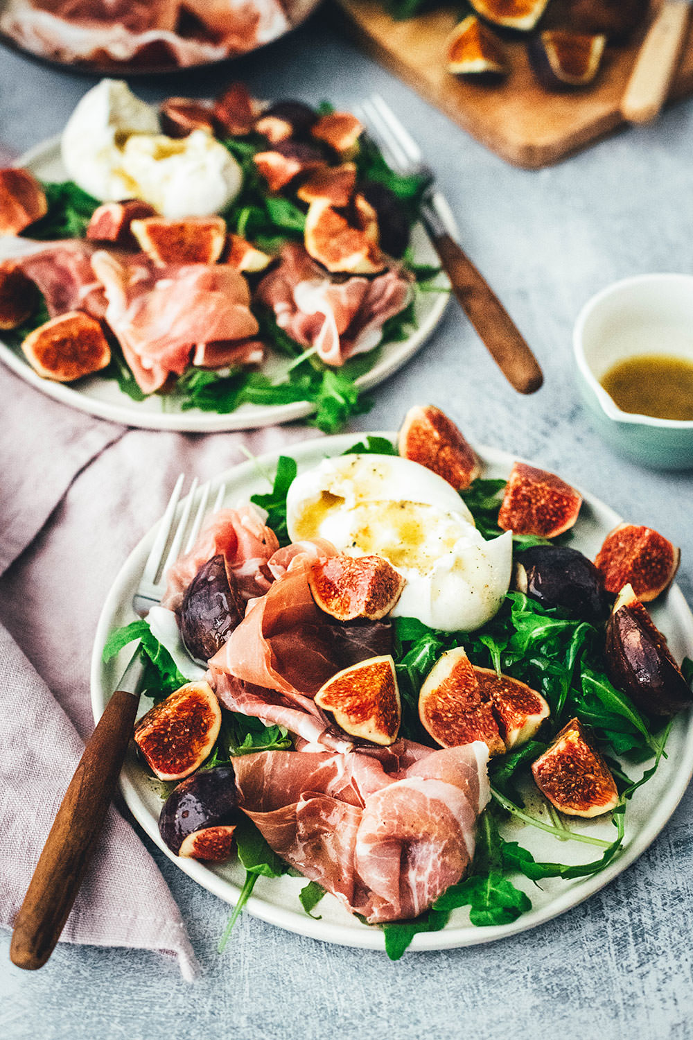 Rezept für marinierte Feigen mit Parmaschinken, Burrata und Rucola | als Salat oder Vorspeise im Herbst | schnell und einfach, mit wenigen Zutaten | moeyskitchen.com