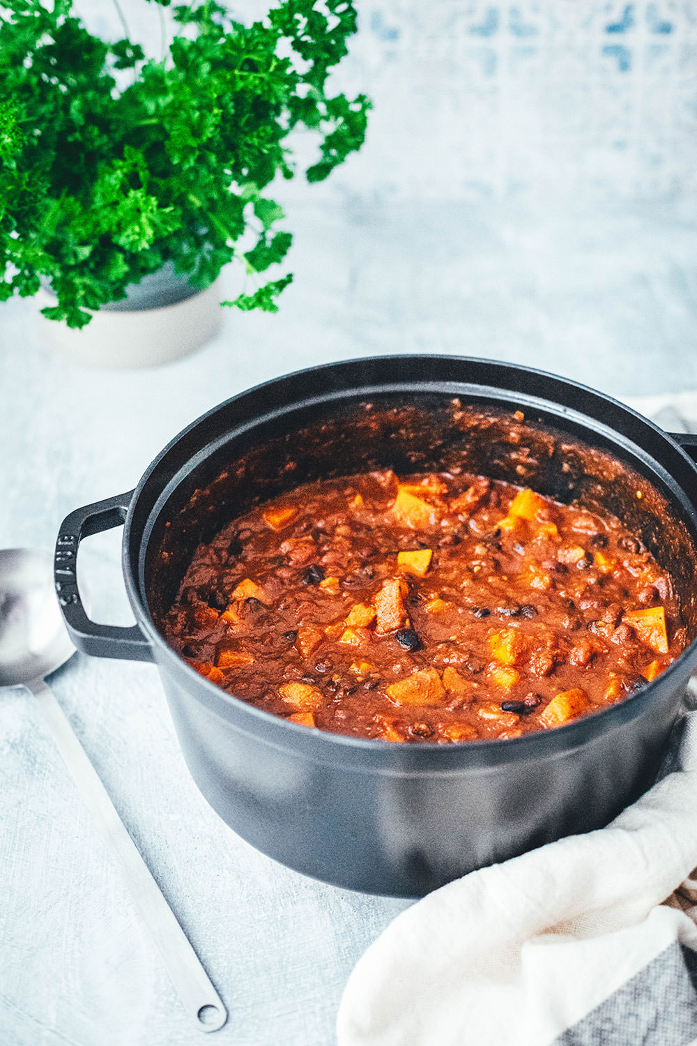 Rezept für deftiges, vegetarisches Herbst-Chili mit Kürbis und Süßkartoffel. Neben Butternutkürbis landen hier schwarze Bohnen, Kidneybohnen und viele Gewürze im herzhaften Eintopf für die kalte jahreszeit. | moeyskitchen.com