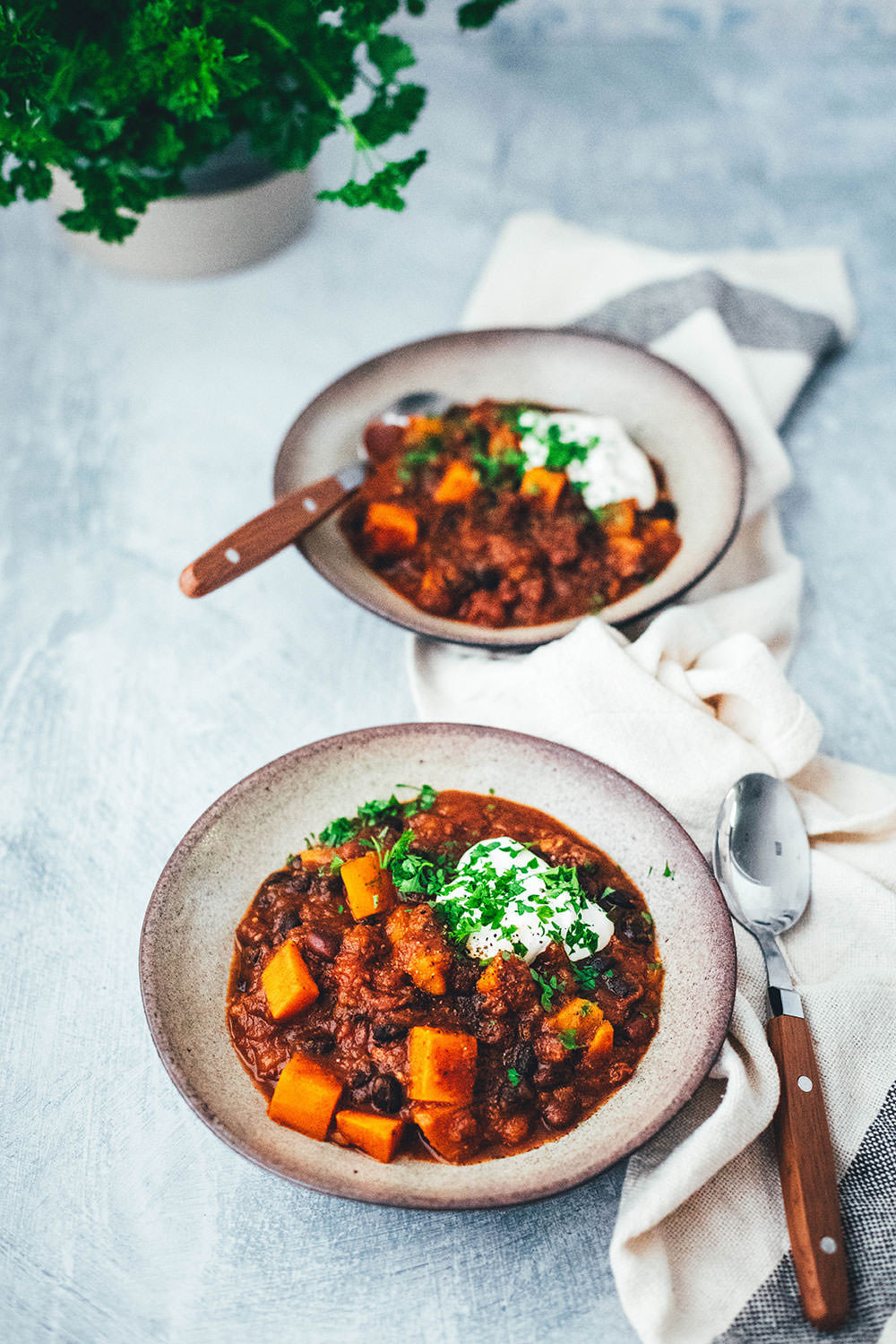 Rezept für deftiges, vegetarisches Herbst-Chili mit Kürbis und Süßkartoffel. Neben Butternutkürbis landen hier schwarze Bohnen, Kidneybohnen und viele Gewürze im herzhaften Eintopf für die kalte jahreszeit. | moeyskitchen.com