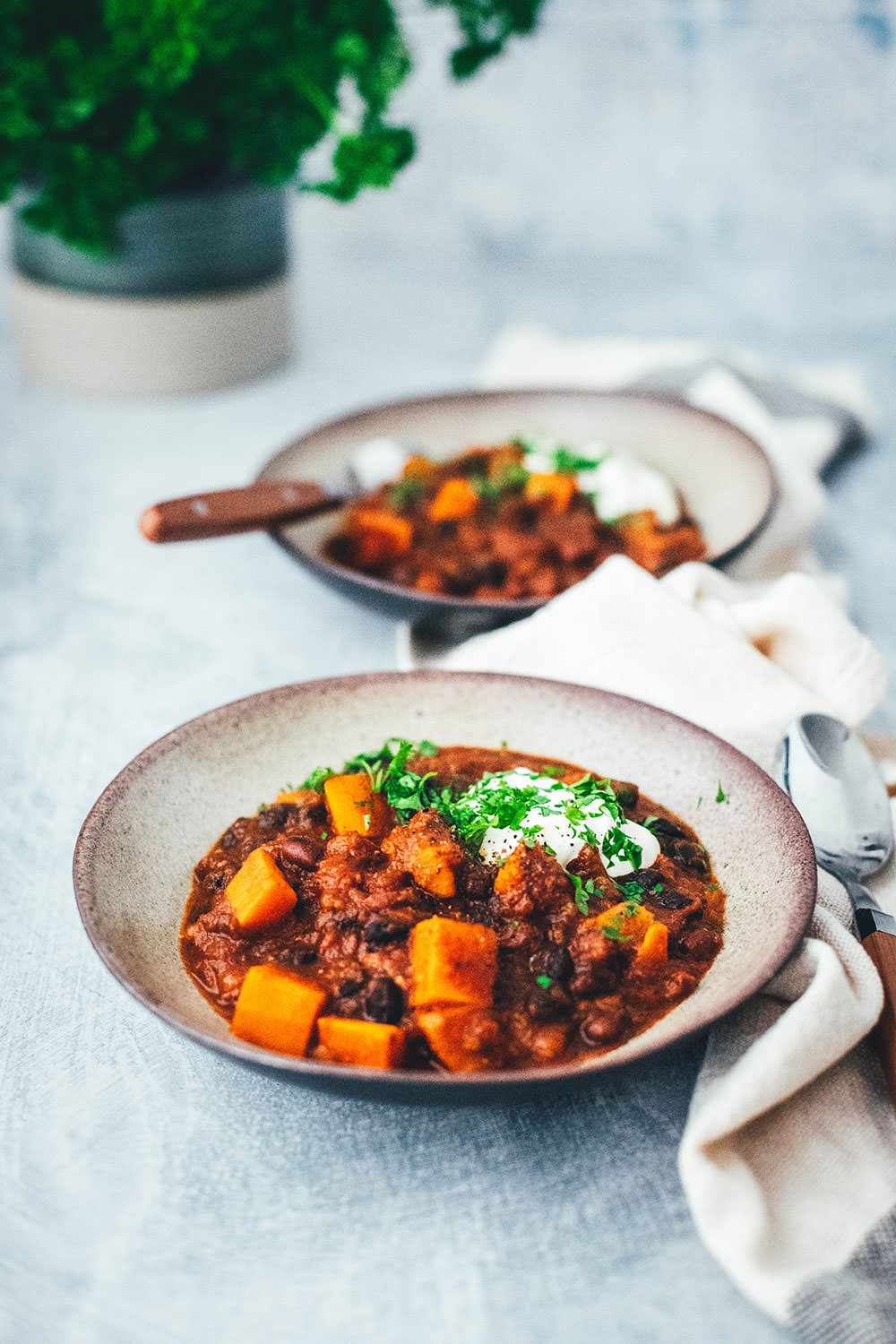 Rezept für deftiges, vegetarisches Herbst-Chili mit Kürbis und Süßkartoffel. Neben Butternutkürbis landen hier schwarze Bohnen, Kidneybohnen und viele Gewürze im herzhaften Eintopf für die kalte jahreszeit. | moeyskitchen.com