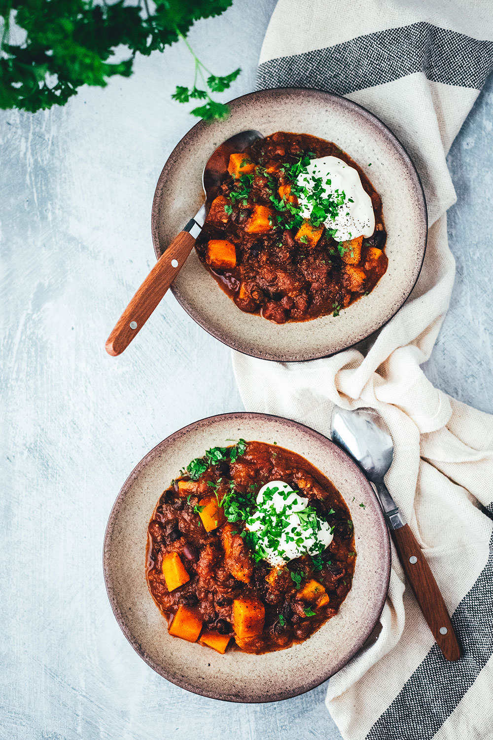 Rezept für deftiges, vegetarisches Herbst-Chili mit Kürbis und Süßkartoffel. Neben Butternutkürbis landen hier schwarze Bohnen, Kidneybohnen und viele Gewürze im herzhaften Eintopf für die kalte jahreszeit. | moeyskitchen.com