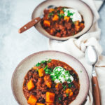 Rezept für deftiges, vegetarisches Herbst-Chili mit Kürbis und Süßkartoffel. Neben Butternutkürbis landen hier schwarze Bohnen, Kidneybohnen und viele Gewürze im herzhaften Eintopf für die kalte jahreszeit. | moeyskitchen.com