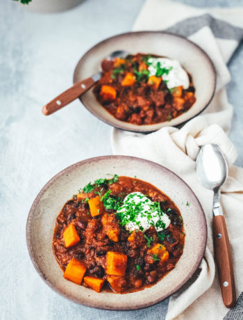 Rezept für deftiges, vegetarisches Herbst-Chili mit Kürbis und Süßkartoffel. Neben Butternutkürbis landen hier schwarze Bohnen, Kidneybohnen und viele Gewürze im herzhaften Eintopf für die kalte jahreszeit. | moeyskitchen.com