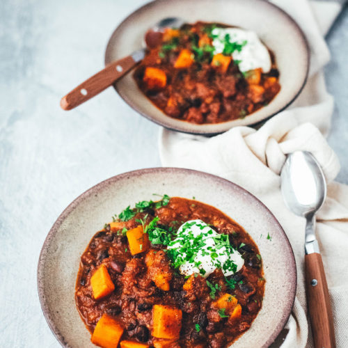 Rezept für deftiges, vegetarisches Herbst-Chili mit Kürbis und Süßkartoffel. Neben Butternutkürbis landen hier schwarze Bohnen, Kidneybohnen und viele Gewürze im herzhaften Eintopf für die kalte jahreszeit. | moeyskitchen.com