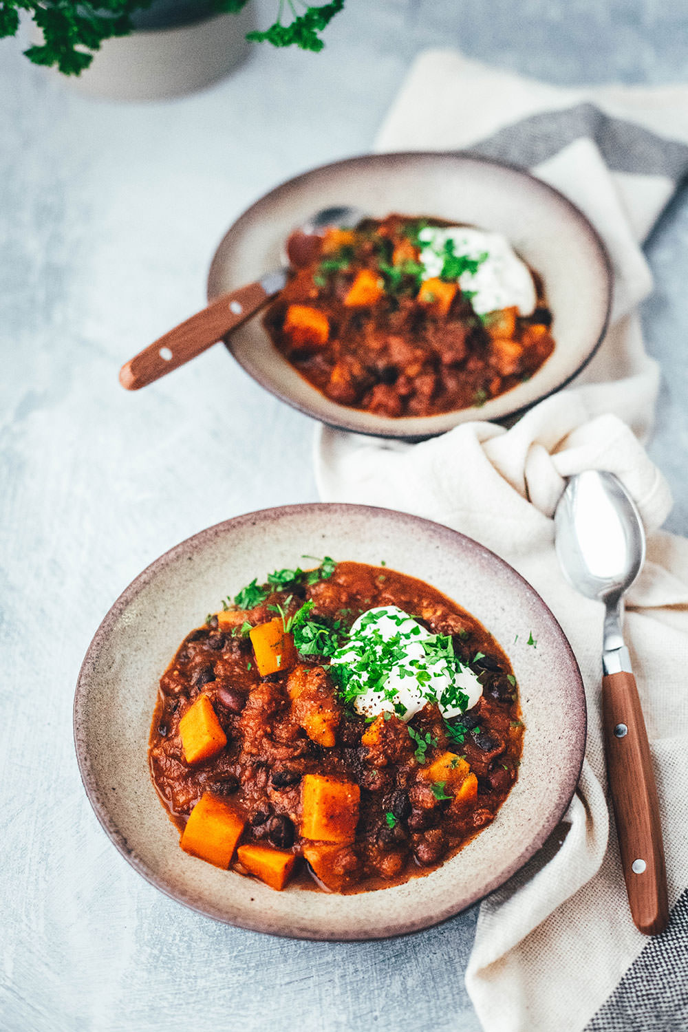 Rezept für deftiges, vegetarisches Herbst-Chili mit Kürbis und Süßkartoffel. Neben Butternutkürbis landen hier schwarze Bohnen, Kidneybohnen und viele Gewürze im herzhaften Eintopf für die kalte jahreszeit. | moeyskitchen.com