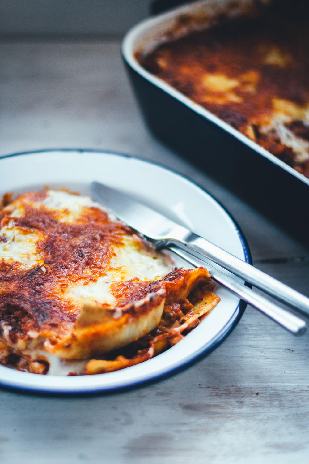 Selbst gemachte Lasagne al forno – der italienische Klassiker für geniale Pasta! Frische Lasagneplatten, würzige Hackfleischsauce in Form eines Ragú alla bolognese, dazu eine fein abgeschmeckte Béchamelsauce. Überbacken mit Mozzarella und Butterflöckchen. Das ist Soulfood vom Feinsten! | moeyskitchen.com