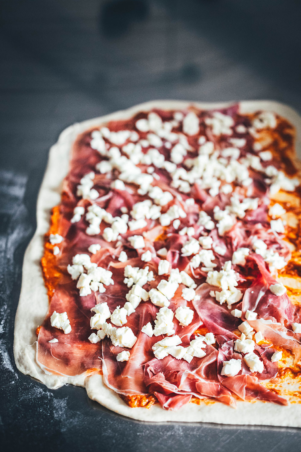 Rezept für Brotkranz mit Parmaschinken, Mozzarello und rotem Pesto | Italieniesches Pizzabrot Tortano | moeyskitchen.com