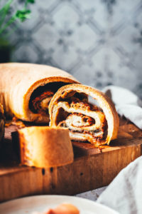 Rezept für Brotkranz mit Parmaschinken, Mozzarello und rotem Pesto | Italieniesches Pizzabrot Tortano | moeyskitchen.com