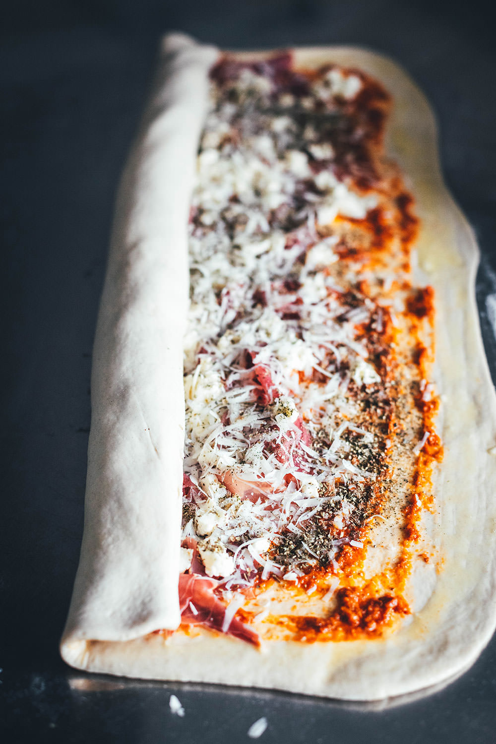 Rezept für Brotkranz mit Parmaschinken, Mozzarello und rotem Pesto | Italieniesches Pizzabrot Tortano | moeyskitchen.com