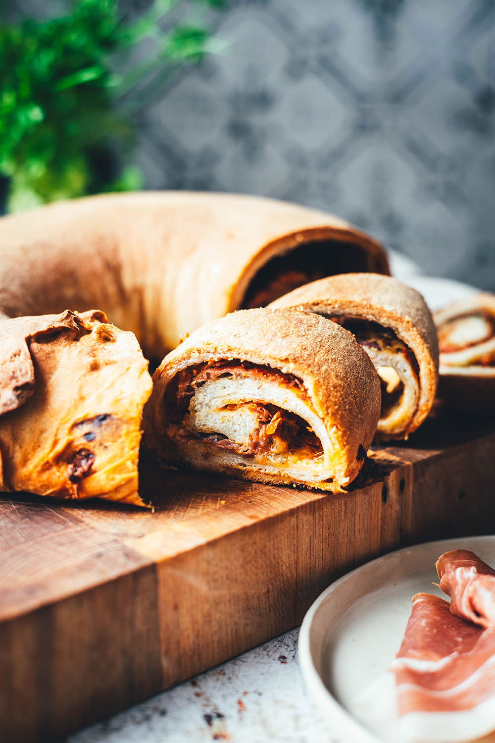 Rezept für Brotkranz mit Parmaschinken, Mozzarello und rotem Pesto | Italieniesches Pizzabrot Tortano | moeyskitchen.com