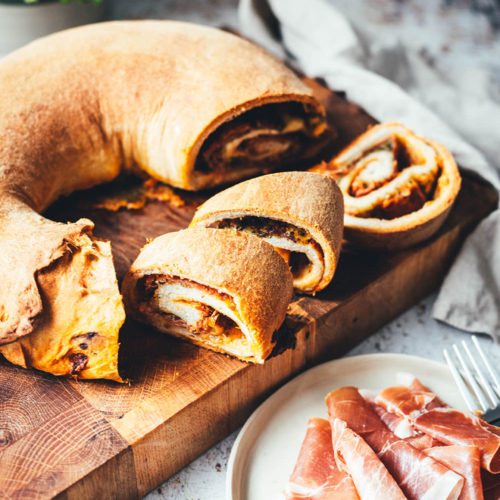 Rezept für Brotkranz mit Parmaschinken, Mozzarello und rotem Pesto | Italieniesches Pizzabrot Tortano | moeyskitchen.com