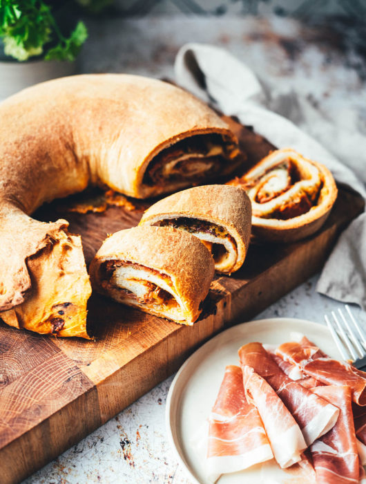 Rezept für Brotkranz mit Parmaschinken, Mozzarello und rotem Pesto | Italieniesches Pizzabrot Tortano | moeyskitchen.com