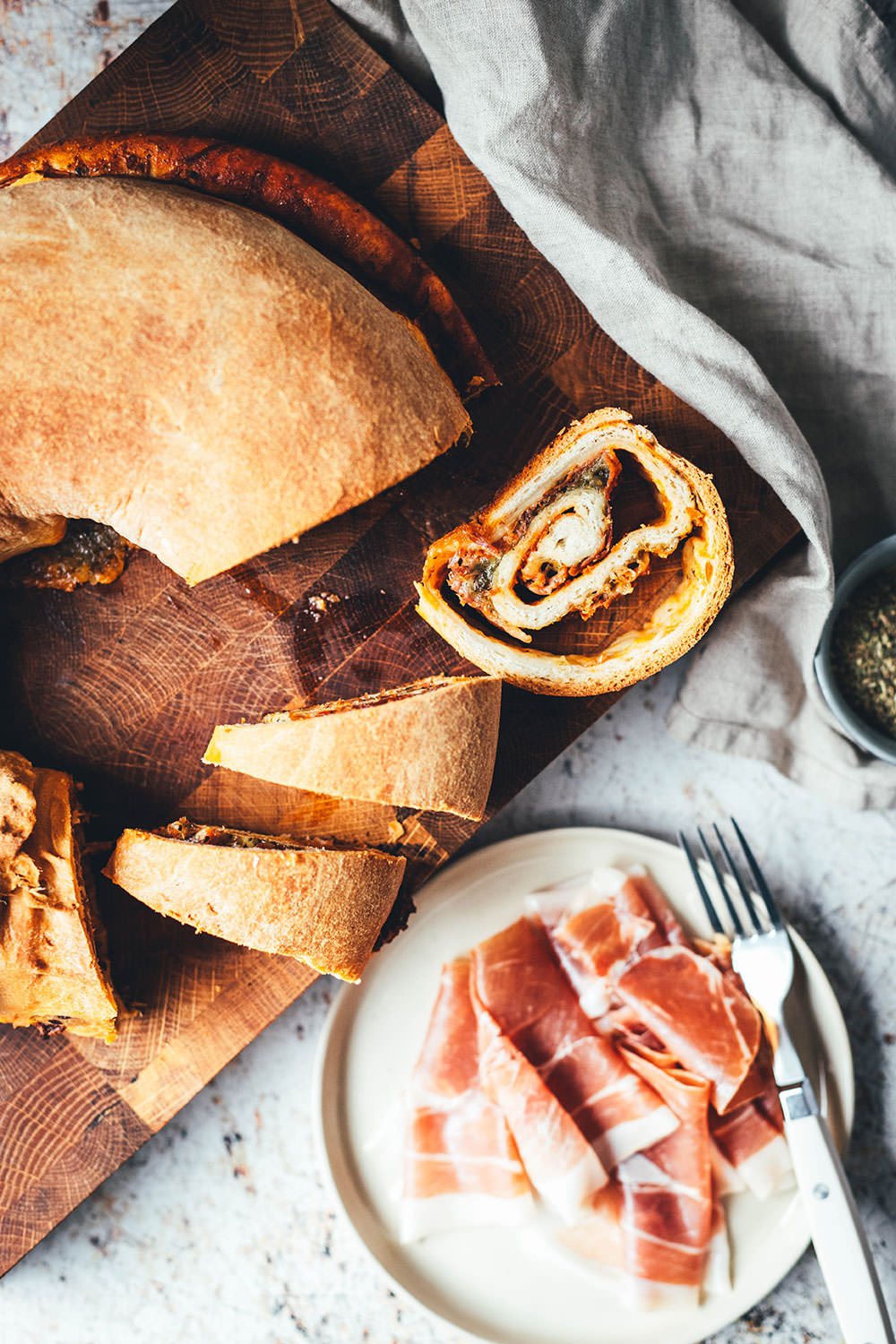 Rezept für Brotkranz mit Parmaschinken, Mozzarello und rotem Pesto | Italieniesches Pizzabrot Tortano | moeyskitchen.com