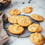 Rezept für Macadamia-Cookies mit weißer Schokolade. Das sind meine absoluten Lieblingskekse, die sowohl als Weihnachtsplätzchen als auch "einfach so" funktionieren. Leckere Cookies mit gerösteten und gesalzenen Macadamianüssen, braunem Zucker und gehackter weißer Schokolade. Super einfach zu backen und so lecker. Lieblingsplätzchen! | moeyskitchen.com