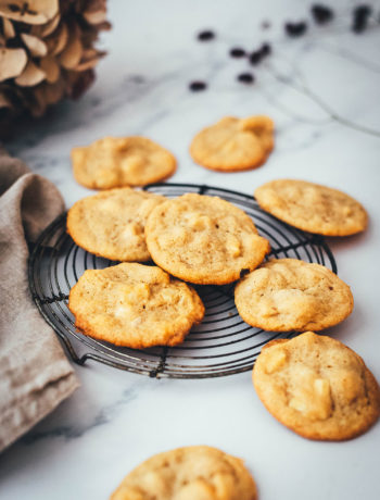 Rezept für Macadamia-Cookies mit weißer Schokolade. Das sind meine absoluten Lieblingskekse, die sowohl als Weihnachtsplätzchen als auch "einfach so" funktionieren. Leckere Cookies mit gerösteten und gesalzenen Macadamianüssen, braunem Zucker und gehackter weißer Schokolade. Super einfach zu backen und so lecker. Lieblingsplätzchen! | moeyskitchen.com