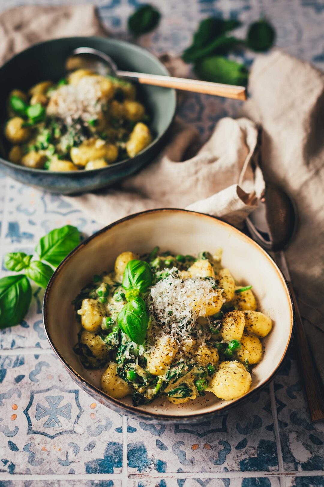Schnelle Gnocchi Pfanne mit frischem Spinat, Erbsen und grünem Pesto – ein gesundes 15-Minuten-Gericht für den Frühling.