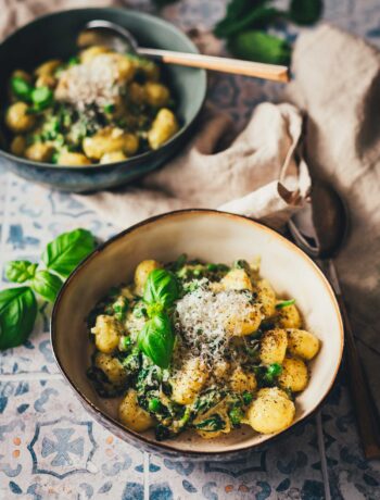 Schnelle Gnocchi Pfanne mit frischem Spinat, Erbsen und grünem Pesto – ein gesundes 15-Minuten-Gericht für den Frühling.