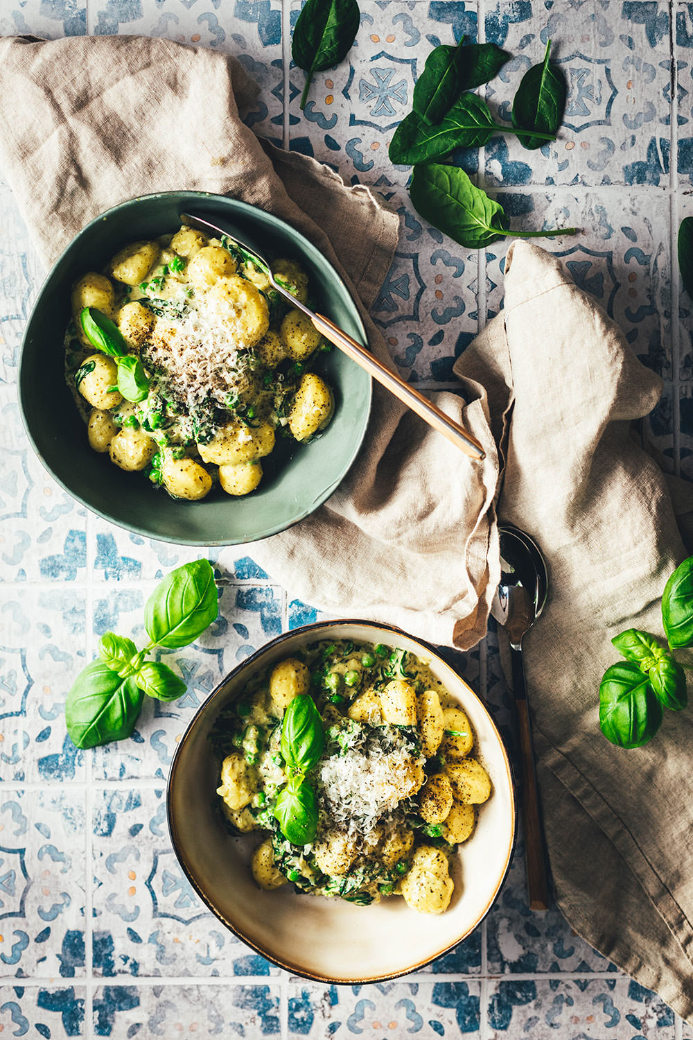 Rezept für schnelle Gnocchi-Pfanne mit Erbsen, Spinat und Pesto | Blitz-Gericht – in 15 Minuten auf dem Tisch | moeyskitchen.com