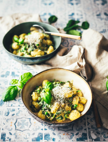 Rezept für schnelle Gnocchi-Pfanne mit Erbsen, Spinat und Pesto | Blitz-Gericht – in 15 Minuten auf dem Tisch | moeyskitchen.com