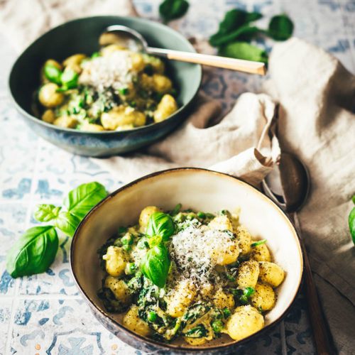 Rezept für schnelle Gnocchi-Pfanne mit Erbsen, Spinat und Pesto | Blitz-Gericht – in 15 Minuten auf dem Tisch | moeyskitchen.com