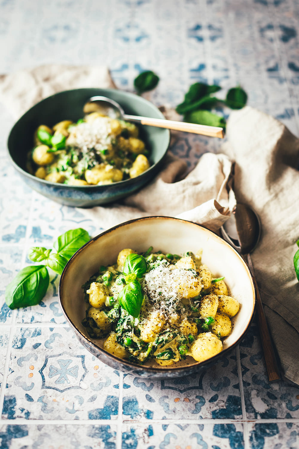 Rezept für schnelle Gnocchi-Pfanne mit Erbsen, Spinat und Pesto | Blitz-Gericht – in 15 Minuten auf dem Tisch | moeyskitchen.com