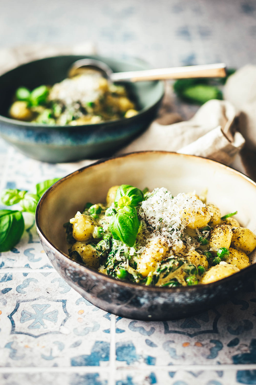 Rezept für schnelle Gnocchi-Pfanne mit Erbsen, Spinat und Pesto | Blitz-Gericht – in 15 Minuten auf dem Tisch | moeyskitchen.com