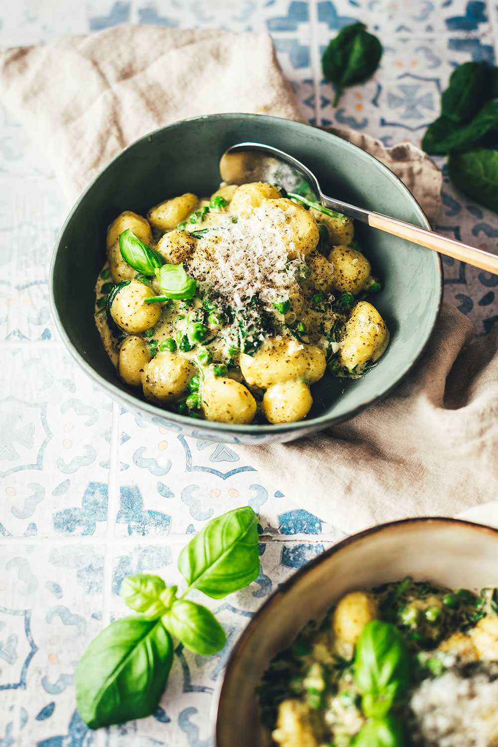 Rezept für schnelle Gnocchi-Pfanne mit Erbsen, Spinat und Pesto | Blitz-Gericht – in 15 Minuten auf dem Tisch | moeyskitchen.com