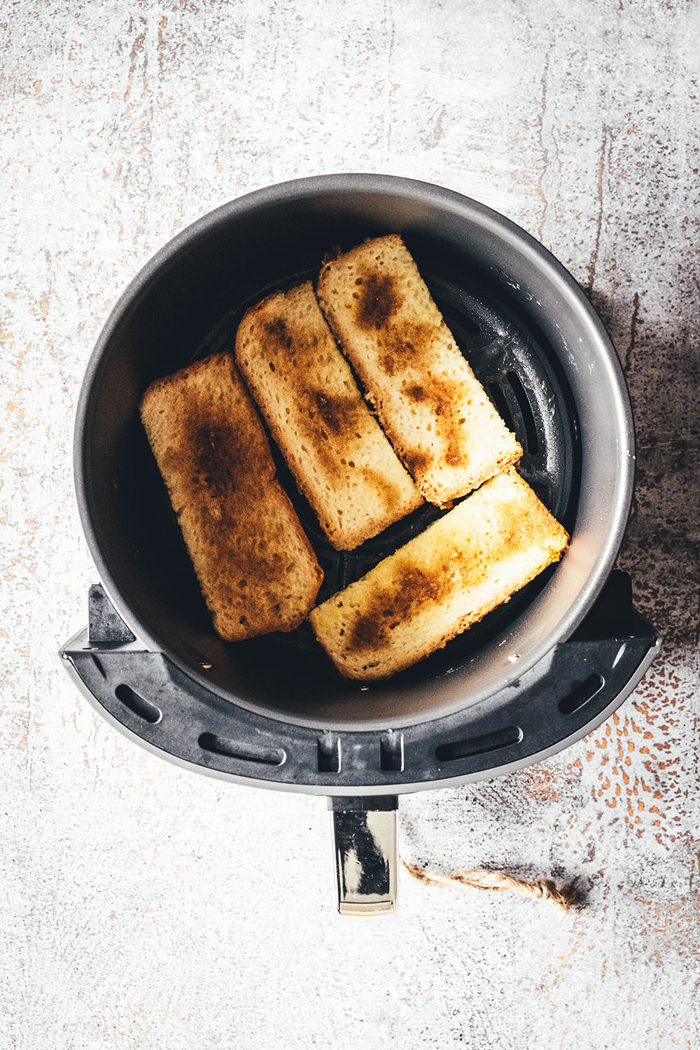 Das perfekte Frühstück ist für mich ganz klar French Toast. In diesem Rezept zeige ich euch, wie ihr im Handumdrehen geniales French Toast in eurem Airfryer hinbekommt. Meine French Toast Sticks oder auch French Toast Bites aus der Heißluftfritteuse schmecken nicht nur zum Sonntagsfrühstück! | moeyskitchen.com