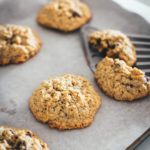 Hier verrate ich mein Rezept für die besten Haferflocken Cookies! In den USA kennt man vor allem Oatmeal Raisin Cookies. Ich backe meine Haferflocken-Kekse hier allerdings ohne Rosinen und stattdessen mit Schokostückchen. Das Ergebnis sind wunderbar softe Chocolate Chip Oatmeal Cookies. Weiche, schokoladige, aber nicht zu süße Haferkekse. Die Zubereitung ist wirklich sehr einfach, dazu ist die Besonderheit, dass diese Kekse ganz ohne Mehl auskommen. | moeyskitchen.com