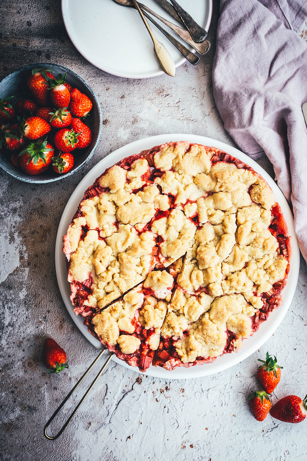 Rezept für einen super saftigen Erdbeer-Rhabarber-Kuchen mit einem selbst gekochten Vanillepudding als Cremeschicht und getoppt mit knusprigen Butter-Streuseln. Der perfekte Streuselkuchen für den Frühling und Sommer. Süße Erdbeeren treffen auf säuerlichen Rhabarber und cremigen Pudding. Dazu gibt es einen einfachen Rührteig-Boden und ein leckeres Streusel-Topping. | moeyskitchen.com