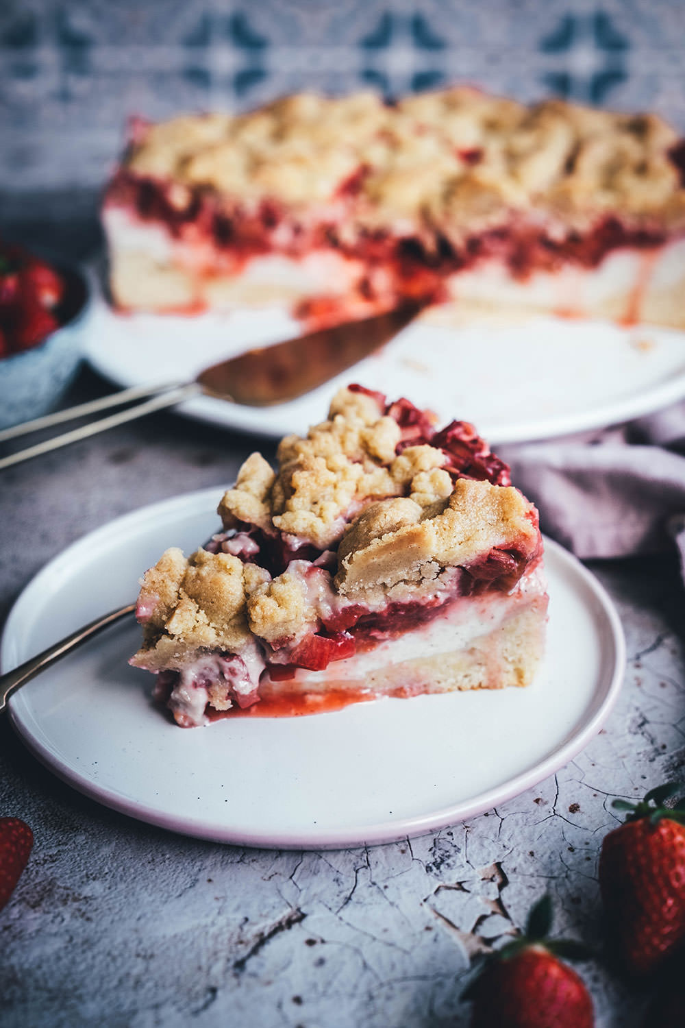 Rezept für einen super saftigen Erdbeer-Rhabarber-Kuchen mit einem selbst gekochten Vanillepudding als Cremeschicht und getoppt mit knusprigen Butter-Streuseln. Der perfekte Streuselkuchen für den Frühling und Sommer. Süße Erdbeeren treffen auf säuerlichen Rhabarber und cremigen Pudding. Dazu gibt es einen einfachen Rührteig-Boden und ein leckeres Streusel-Topping. | moeyskitchen.com