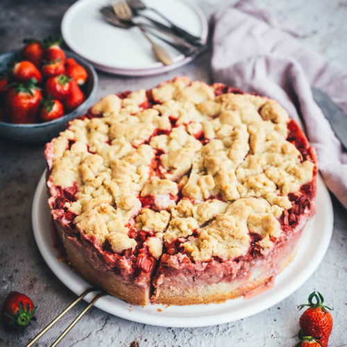 Rezept für einen super saftigen Erdbeer-Rhabarber-Kuchen mit einem selbst gekochten Vanillepudding als Cremeschicht und getoppt mit knusprigen Butter-Streuseln. Der perfekte Streuselkuchen für den Frühling und Sommer. Süße Erdbeeren treffen auf säuerlichen Rhabarber und cremigen Pudding. Dazu gibt es einen einfachen Rührteig-Boden und ein leckeres Streusel-Topping. | moeyskitchen.com