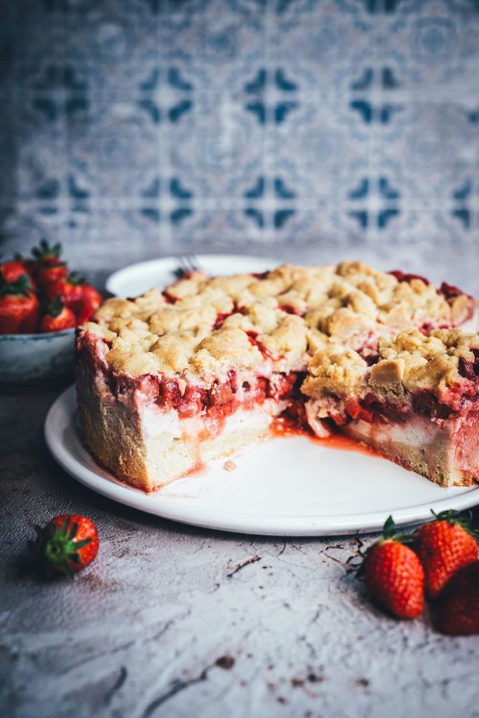 Erdbeer-Rhabarber-Kuchen mit Puddingcreme und Streuseln - moey&amp;#39;s ...