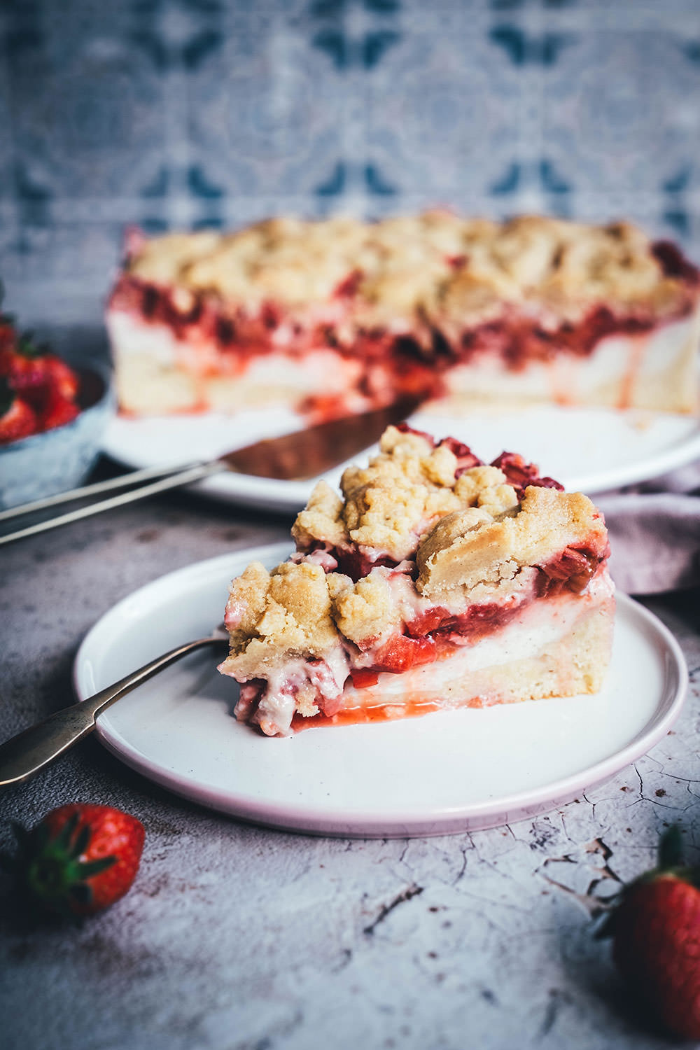 Rezept für einen super saftigen Erdbeer-Rhabarber-Kuchen mit einem selbst gekochten Vanillepudding als Cremeschicht und getoppt mit knusprigen Butter-Streuseln. Der perfekte Streuselkuchen für den Frühling und Sommer. Süße Erdbeeren treffen auf säuerlichen Rhabarber und cremigen Pudding. Dazu gibt es einen einfachen Rührteig-Boden und ein leckeres Streusel-Topping. | moeyskitchen.com