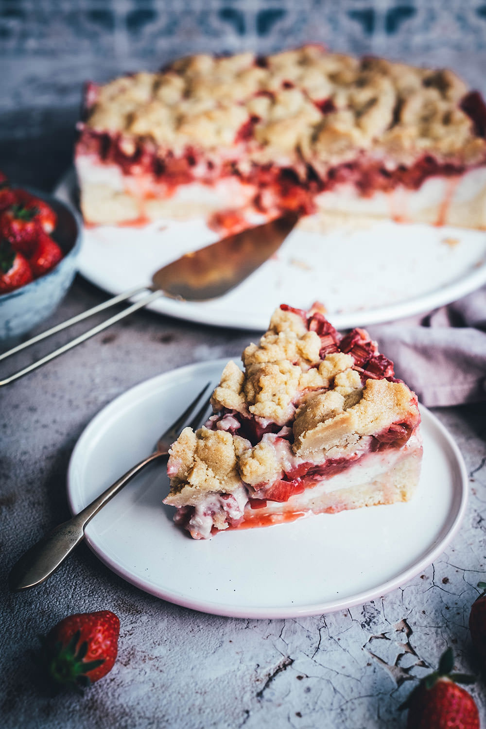 Rezept für einen super saftigen Erdbeer-Rhabarber-Kuchen mit einem selbst gekochten Vanillepudding als Cremeschicht und getoppt mit knusprigen Butter-Streuseln. Der perfekte Streuselkuchen für den Frühling und Sommer. Süße Erdbeeren treffen auf säuerlichen Rhabarber und cremigen Pudding. Dazu gibt es einen einfachen Rührteig-Boden und ein leckeres Streusel-Topping. | moeyskitchen.com