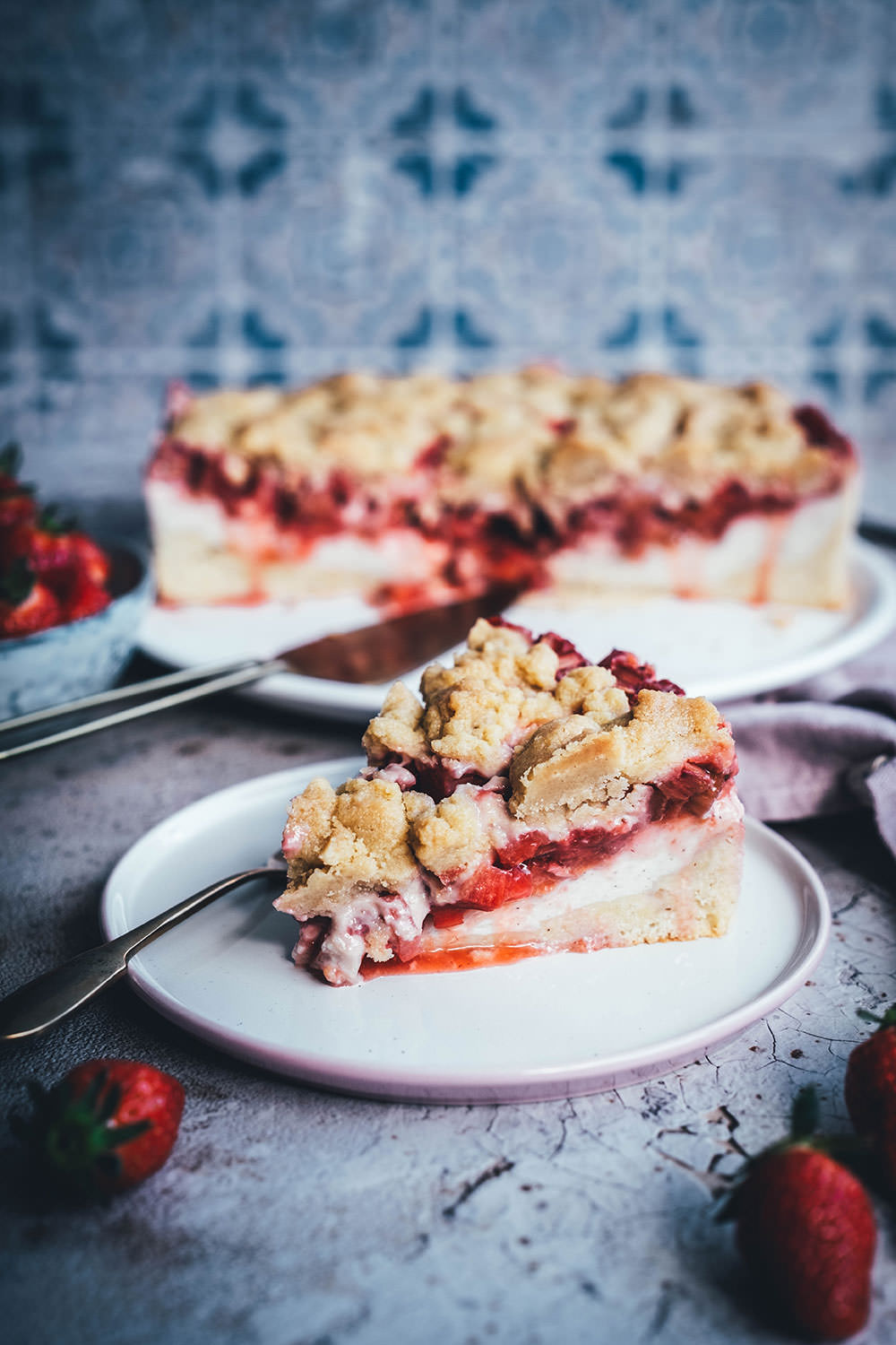 Rezept für einen super saftigen Erdbeer-Rhabarber-Kuchen mit einem selbst gekochten Vanillepudding als Cremeschicht und getoppt mit knusprigen Butter-Streuseln. Der perfekte Streuselkuchen für den Frühling und Sommer. Süße Erdbeeren treffen auf säuerlichen Rhabarber und cremigen Pudding. Dazu gibt es einen einfachen Rührteig-Boden und ein leckeres Streusel-Topping. | moeyskitchen.com