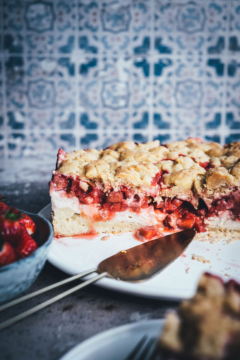 Rezept für einen super saftigen Erdbeer-Rhabarber-Kuchen mit einem selbst gekochten Vanillepudding als Cremeschicht und getoppt mit knusprigen Butter-Streuseln. Der perfekte Streuselkuchen für den Frühling und Sommer. Süße Erdbeeren treffen auf säuerlichen Rhabarber und cremigen Pudding. Dazu gibt es einen einfachen Rührteig-Boden und ein leckeres Streusel-Topping. | moeyskitchen.com