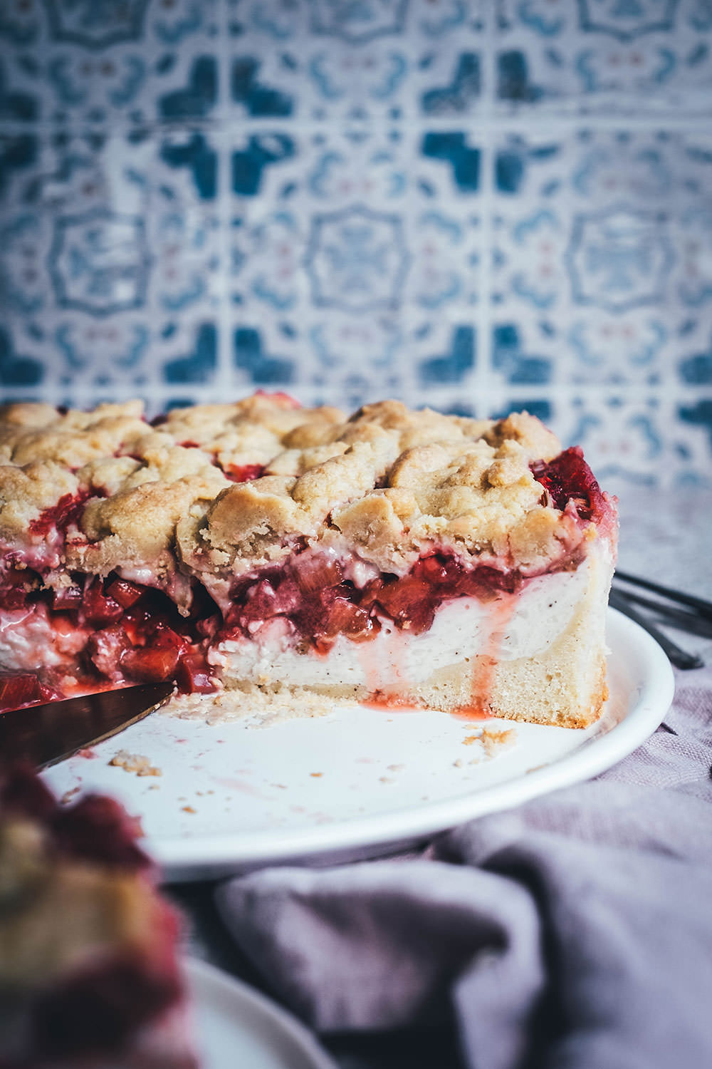 Rezept für einen super saftigen Erdbeer-Rhabarber-Kuchen mit einem selbst gekochten Vanillepudding als Cremeschicht und getoppt mit knusprigen Butter-Streuseln. Der perfekte Streuselkuchen für den Frühling und Sommer. Süße Erdbeeren treffen auf säuerlichen Rhabarber und cremigen Pudding. Dazu gibt es einen einfachen Rührteig-Boden und ein leckeres Streusel-Topping. | moeyskitchen.com